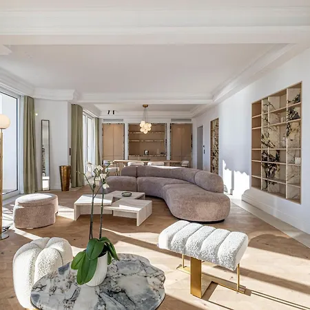 1974 - Luxurious 3 Bedrooms - Sea View & Parking *