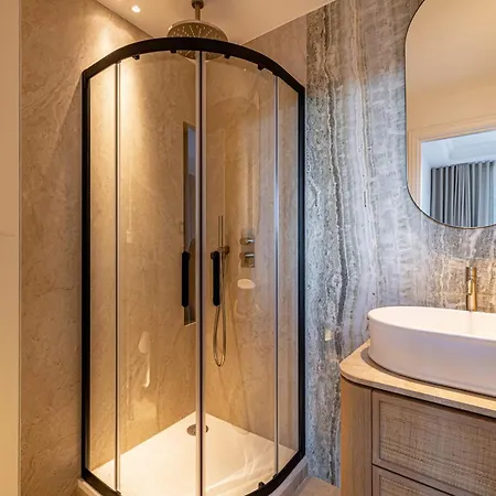 1974 - Luxurious 3 Bedrooms - Sea View & Parking *