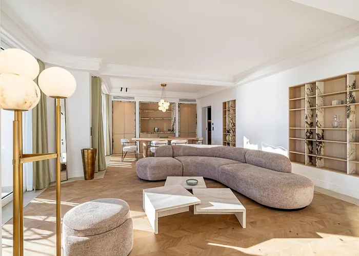 1974 - Luxurious 3 Bedrooms - Sea View & Parking *