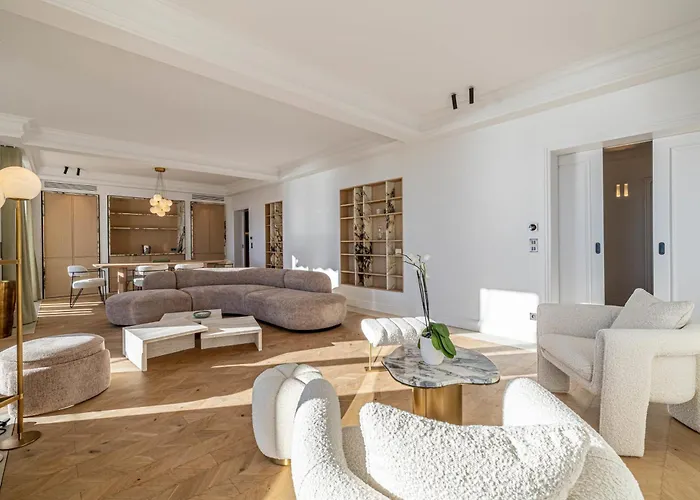 1974 - Luxurious 3 Bedrooms - Sea View & Parking Lägenhet