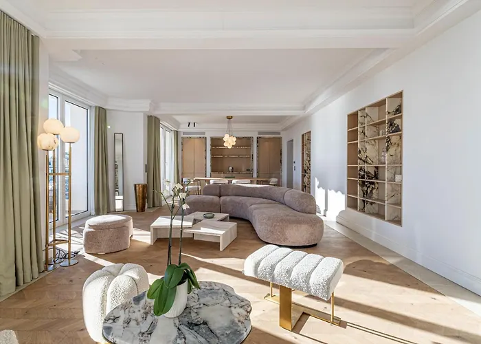 1974 - Luxurious 3 Bedrooms - Sea View & Parking *