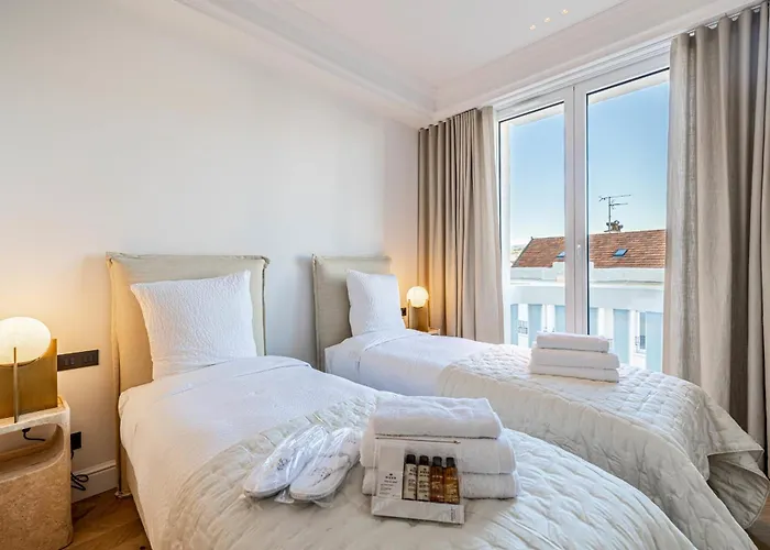 1974 - Luxurious 3 Bedrooms - Sea View & Parking