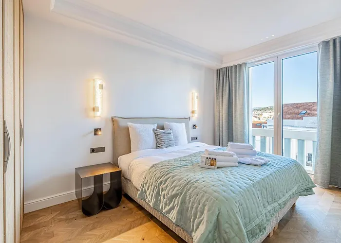 1974 - Luxurious 3 Bedrooms - Sea View & Parking Lägenhet