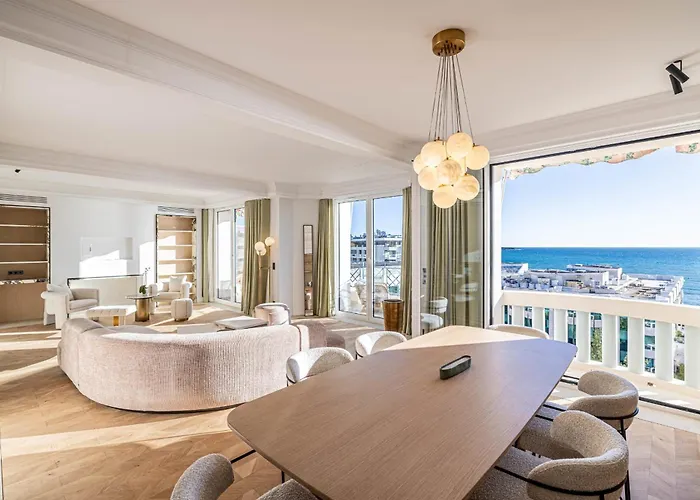 1974 - Luxurious 3 Bedrooms - Sea View & Parking * Cannes