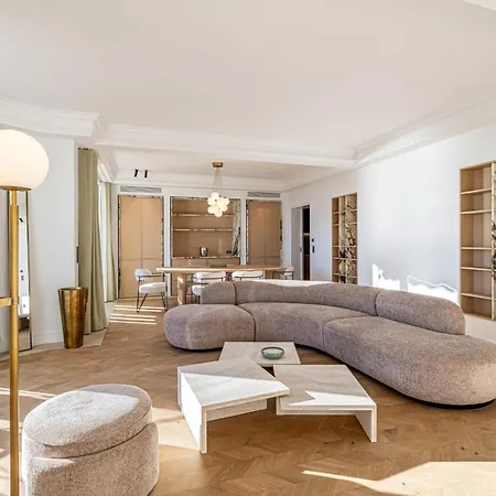 1974 - Luxurious 3 Bedrooms - Sea View & Parking *