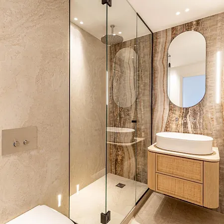 1974 - Luxurious 3 Bedrooms - Sea View & Parking *